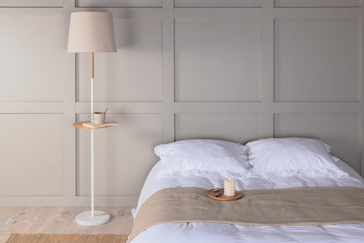 Stehlampe Hattman mit Ablage - Beige-Stehlampen-Venture Home-le canapé