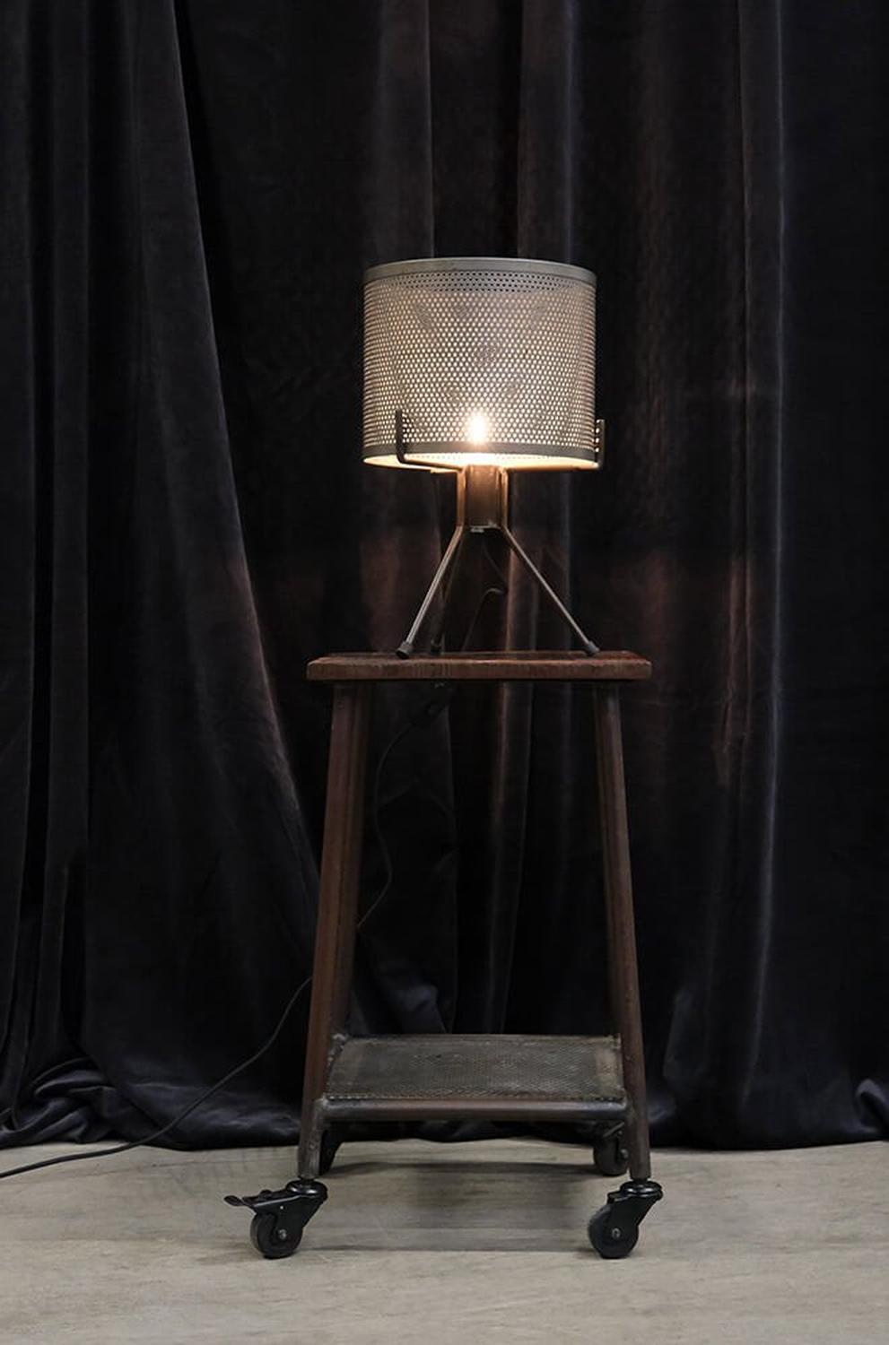 Tischlampe Kelly mit perforiertem Schirm aus Eisen-Tischlampen-Trademark Living-le canapé