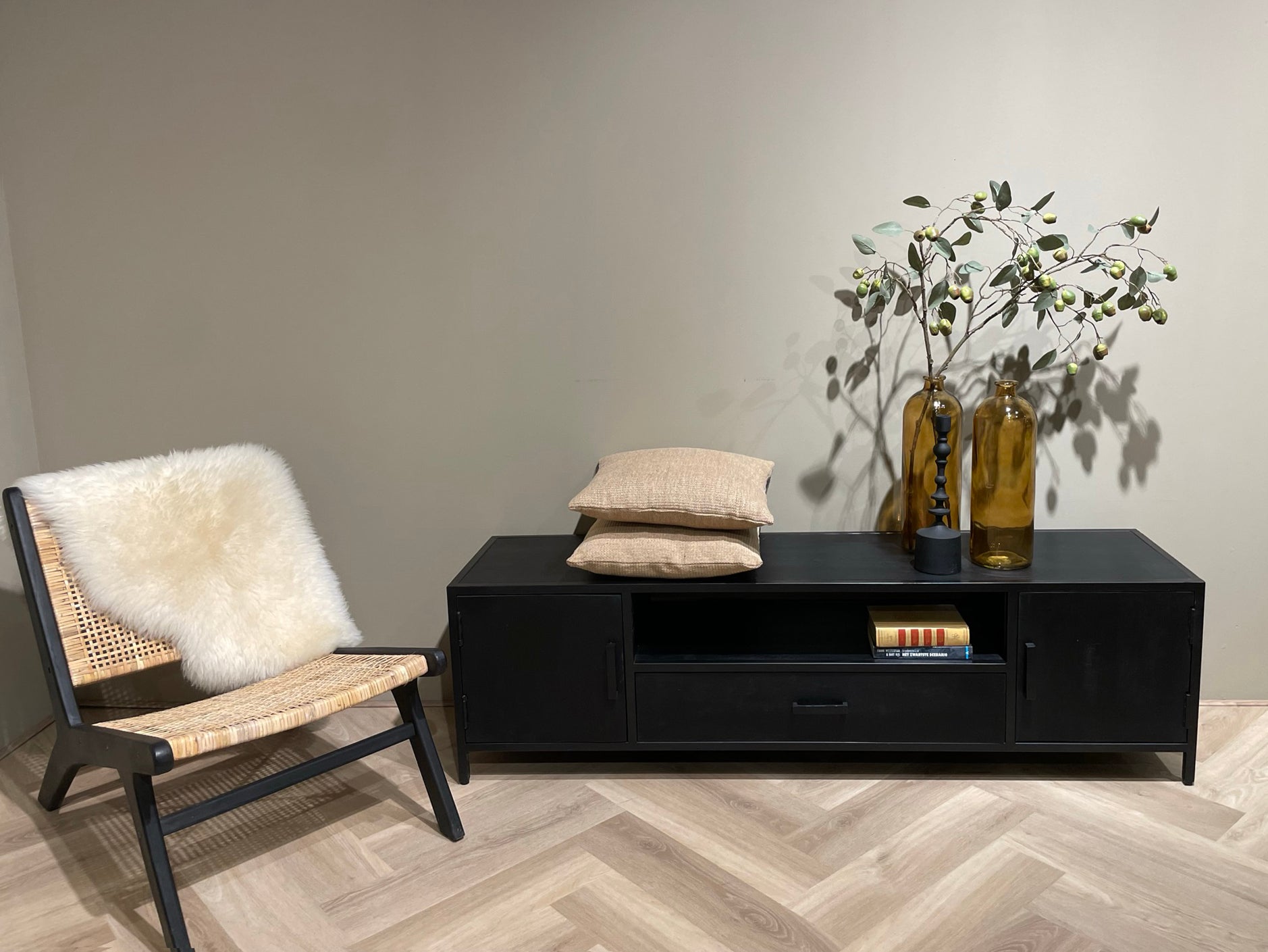 TV-Lowboard Kala aus Mangoholz 180*40cm - Schwarz-TV-lowboards-Livingfurn-le canapé