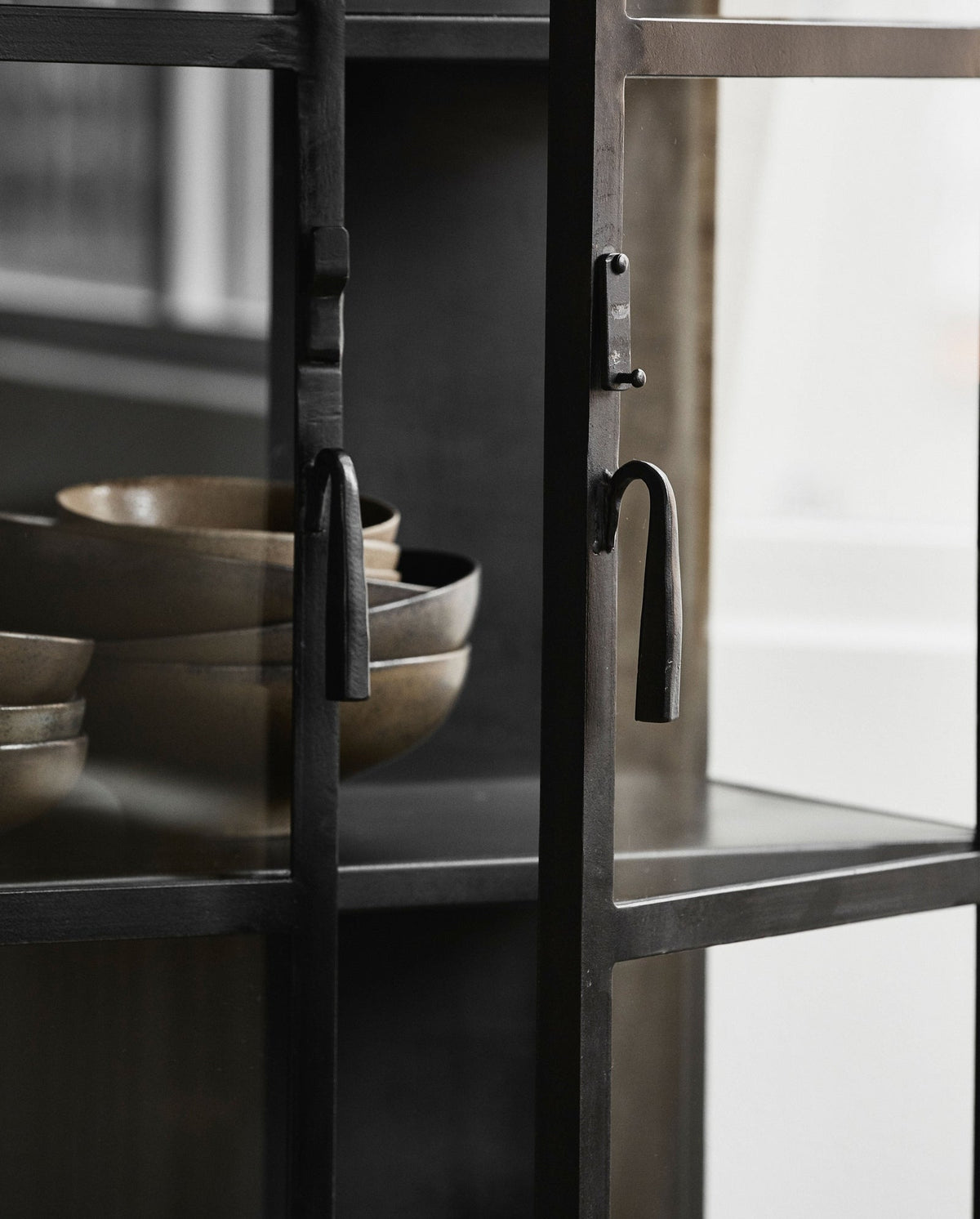Vitrine Phoenix 175cm aus Metall mit 2 Türen - Schwarz-Vitrinen-Nordal A/S-le canapé