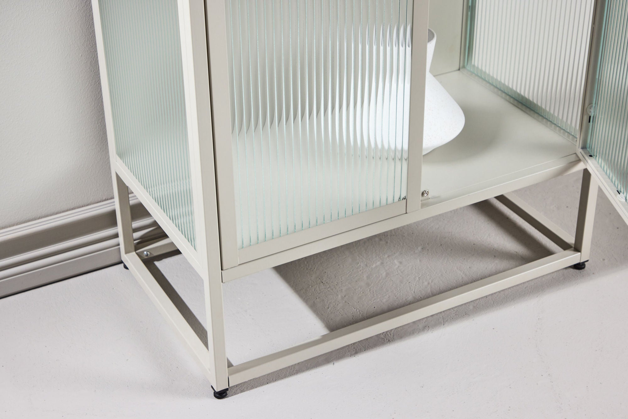 Vitrinenschrank Garis 160cm - Beige-Vitrinen-Venture Home-le canapé