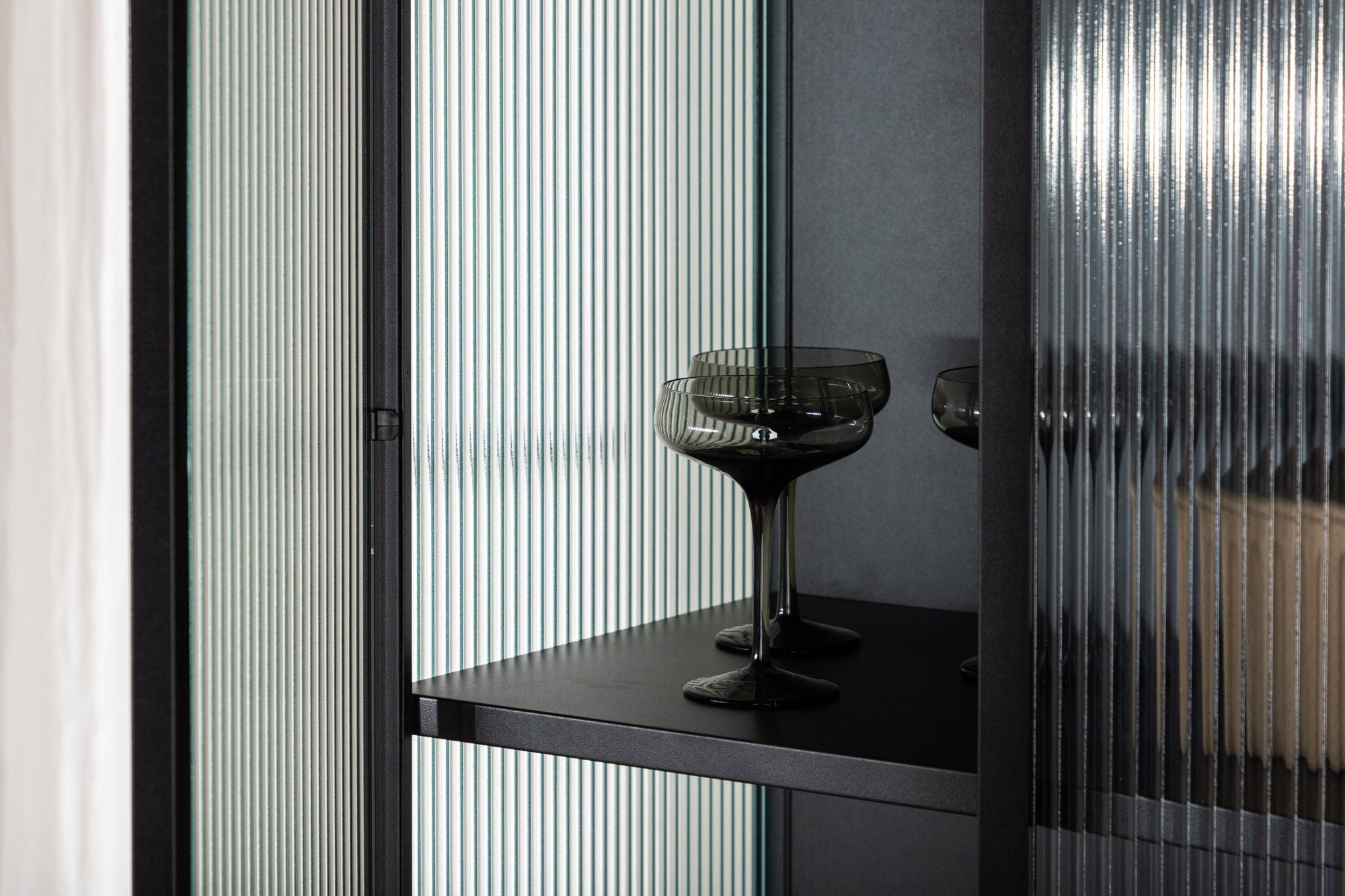 Vitrinenschrank Garis 160cm - Schwarz-Vitrinen-Venture Home-le canapé