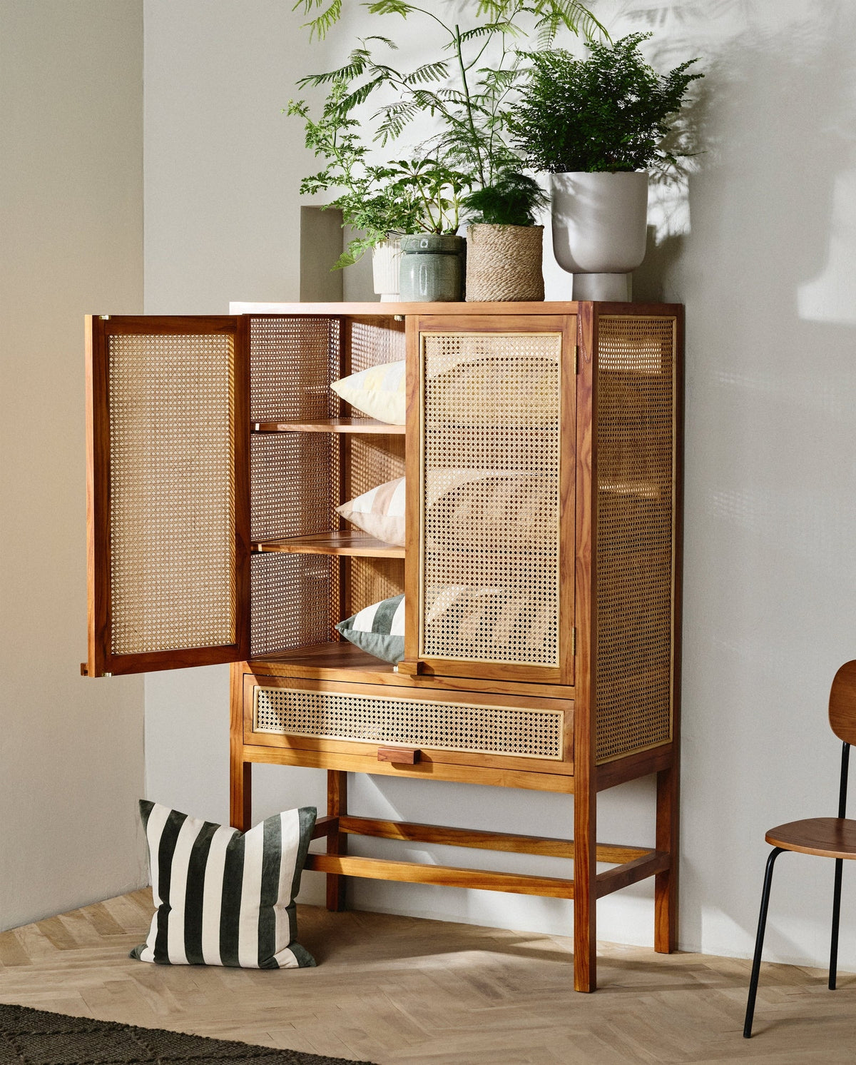 Vitrinenschrank MERGE 160cm aus Rattan-Vitrinen-Nordal A/S-le canapé