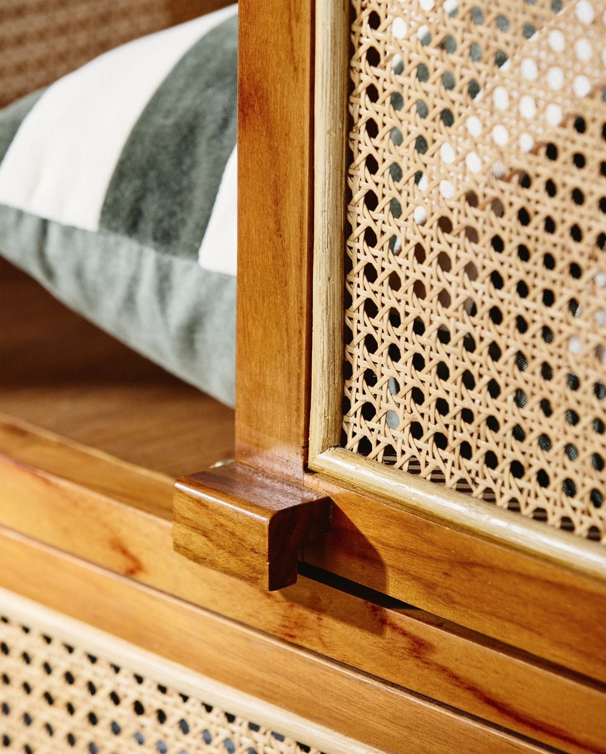 Vitrinenschrank MERGE 160cm aus Rattan-Vitrinen-Nordal A/S-le canapé