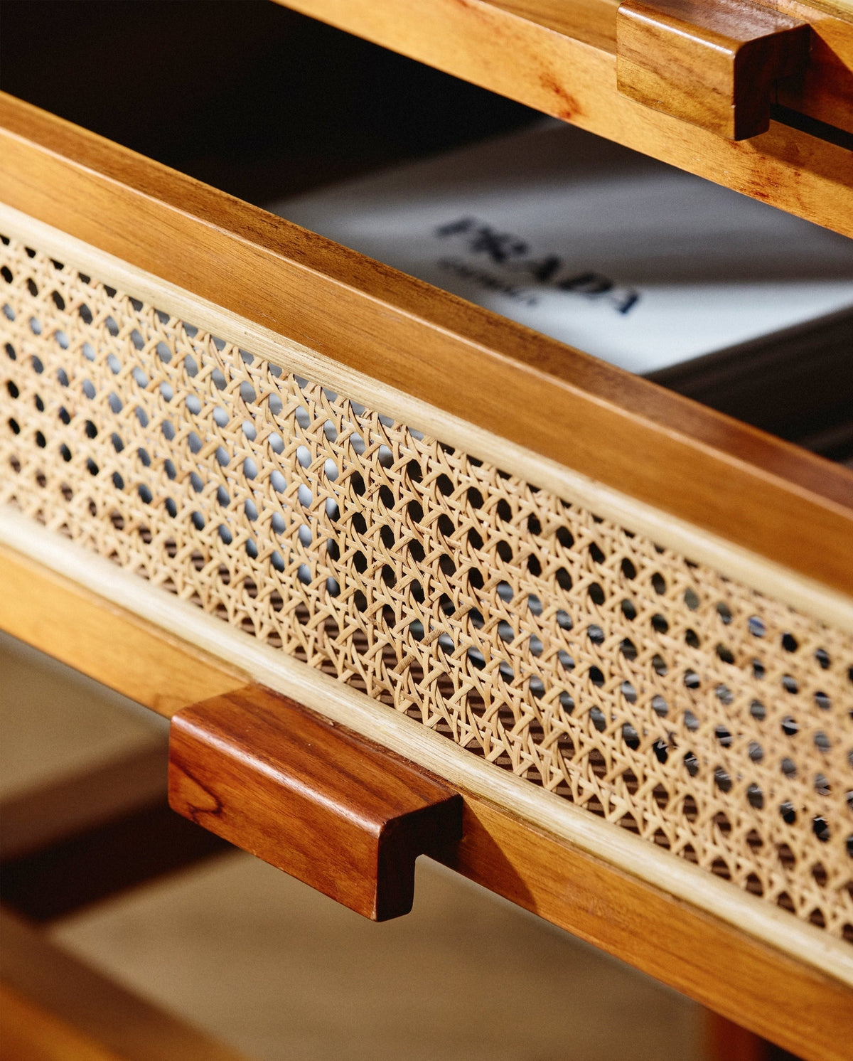 Vitrinenschrank MERGE 160cm aus Rattan-Vitrinen-Nordal A/S-le canapé