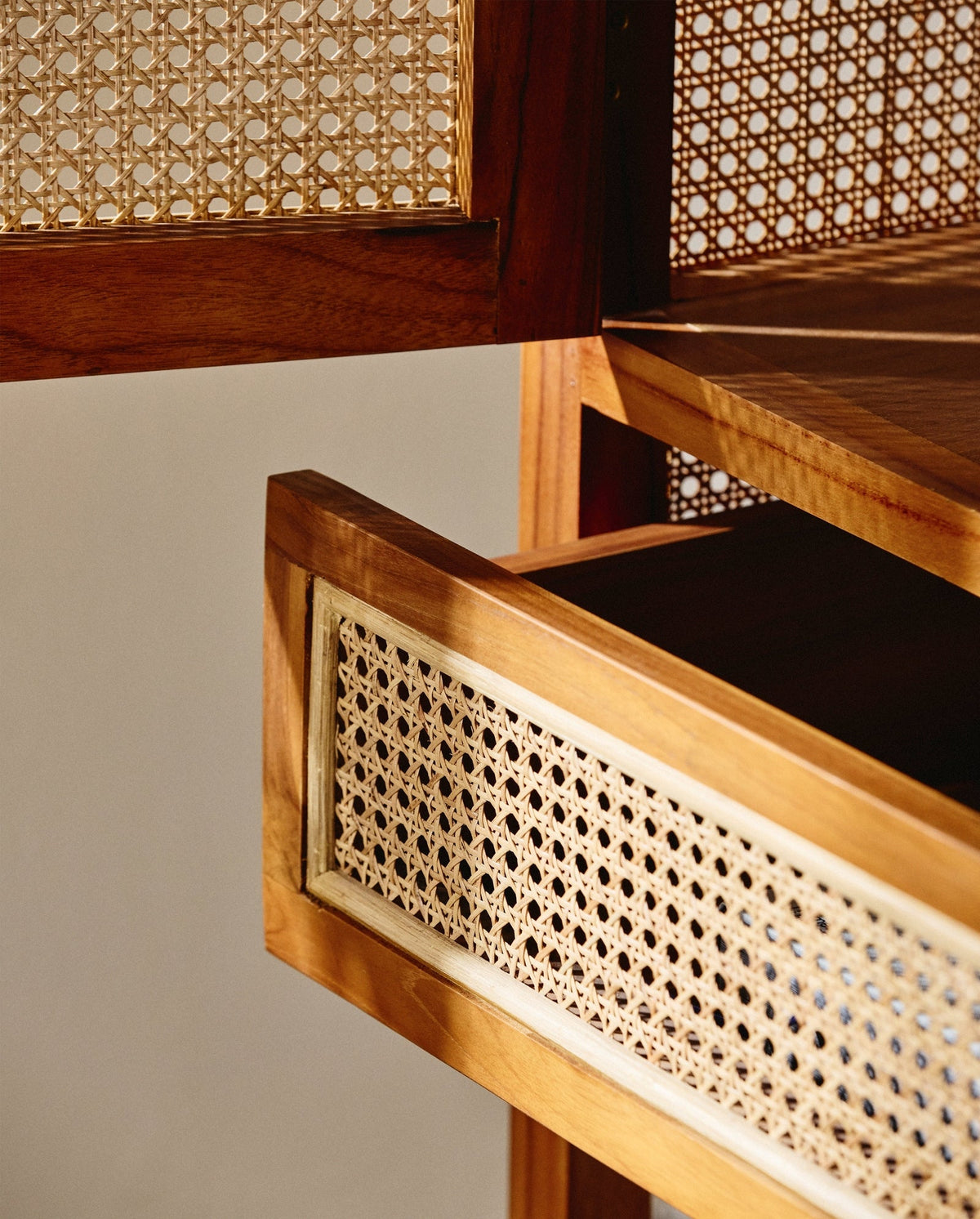 Vitrinenschrank MERGE 160cm aus Rattan-Vitrinen-Nordal A/S-le canapé