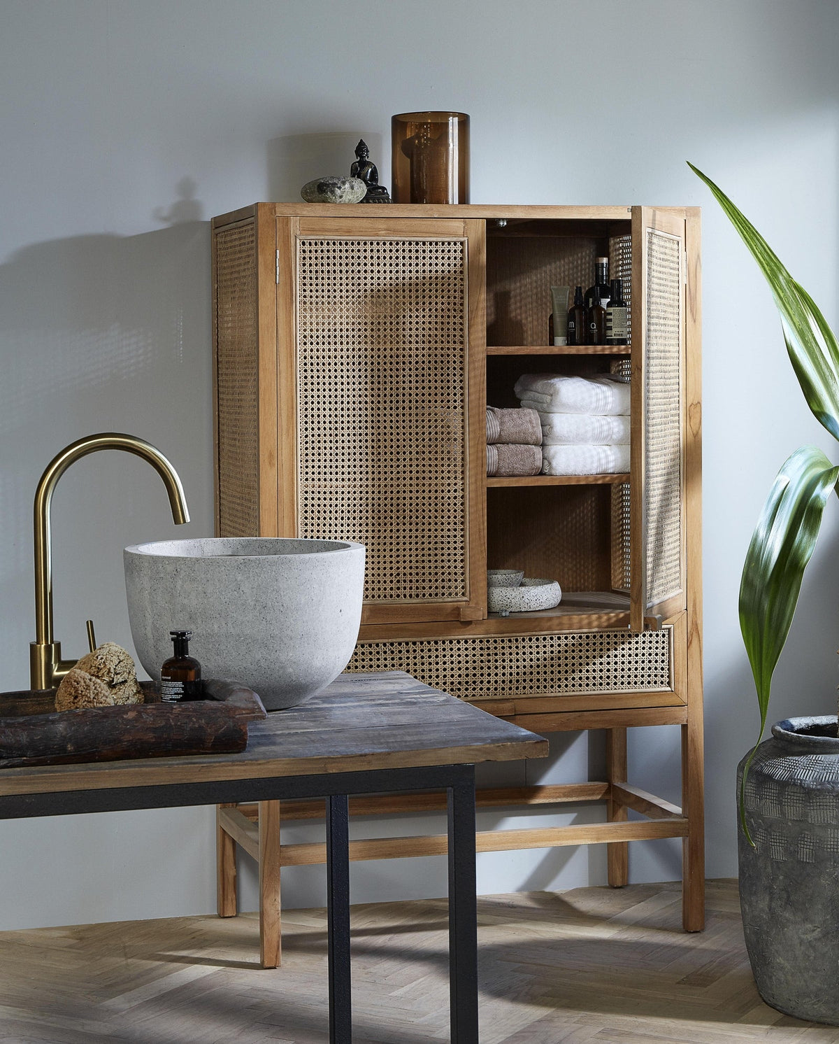 Vitrinenschrank MERGE 160cm aus Rattan-Vitrinen-Nordal A/S-le canapé