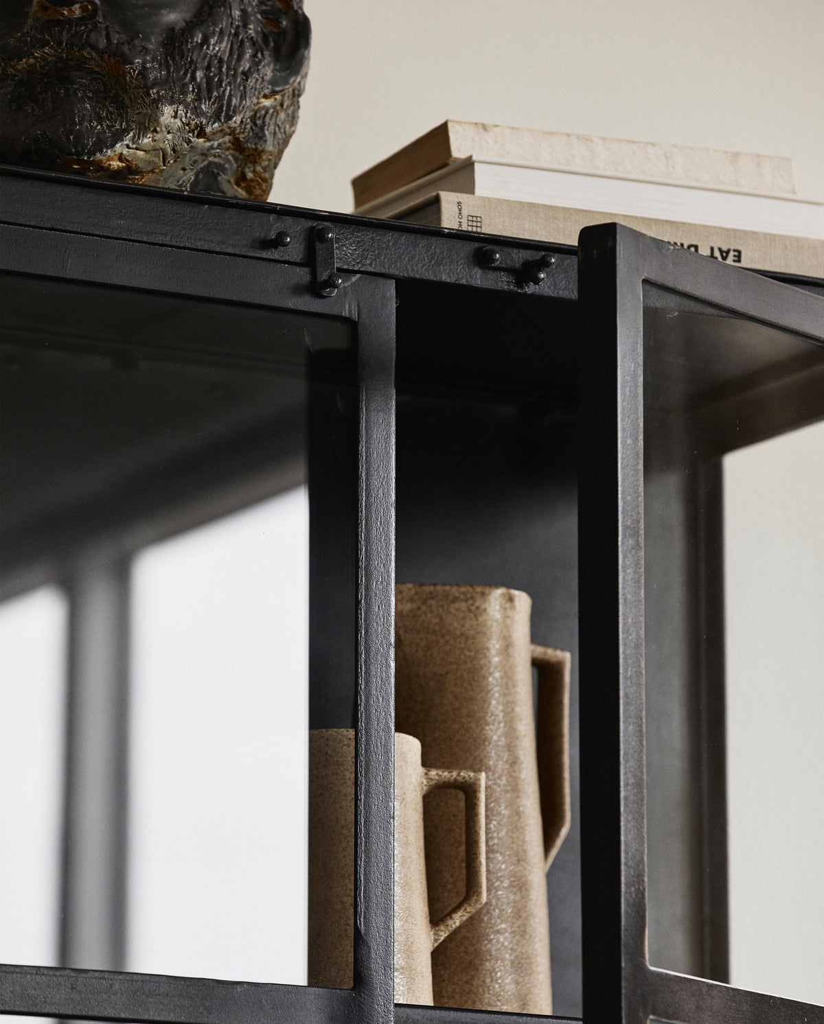 Vitrinenschrank Phoenix 214cm aus Glas mit Metallrahmen - Schwarz-Vitrinen-Nordal A/S-le canapé