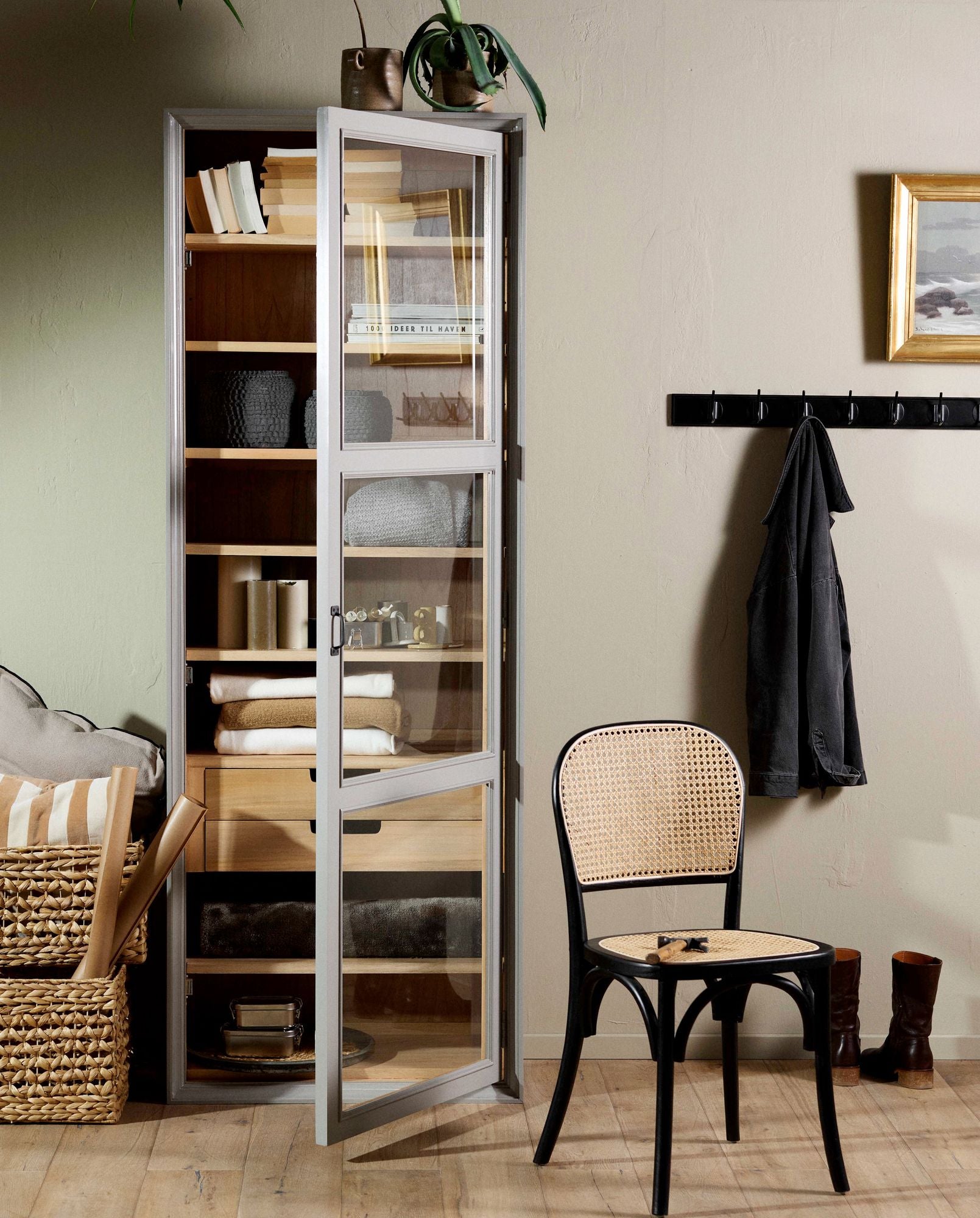 Vitrinenschrank Viva 210cm aus Gmelina Holz mit 1 Tür - Grau-Vitrinen-Nordal A/S-le canapé