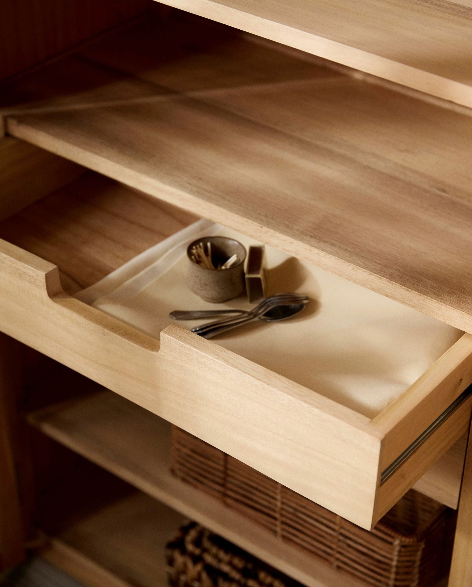 Vitrinenschrank Viva 210cm aus Gmelina Holz mit 1 Tür - Grau-Vitrinen-Nordal A/S-le canapé
