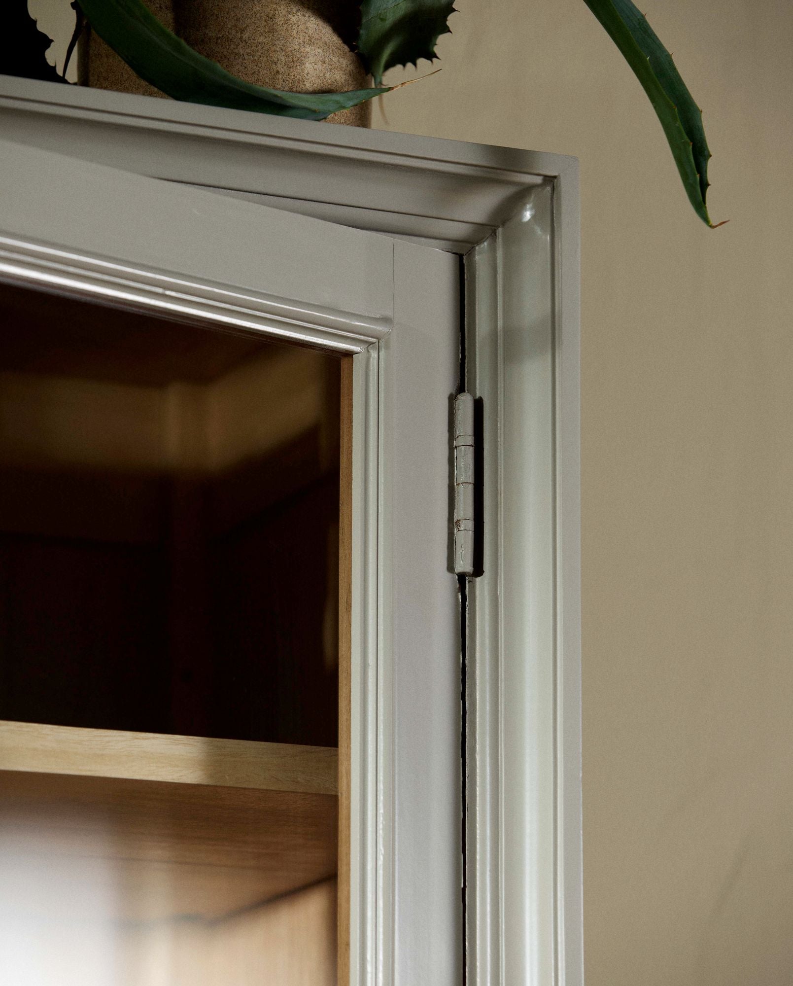 Vitrinenschrank Viva 210cm aus Gmelina Holz mit 1 Tür - Grau-Vitrinen-Nordal A/S-le canapé