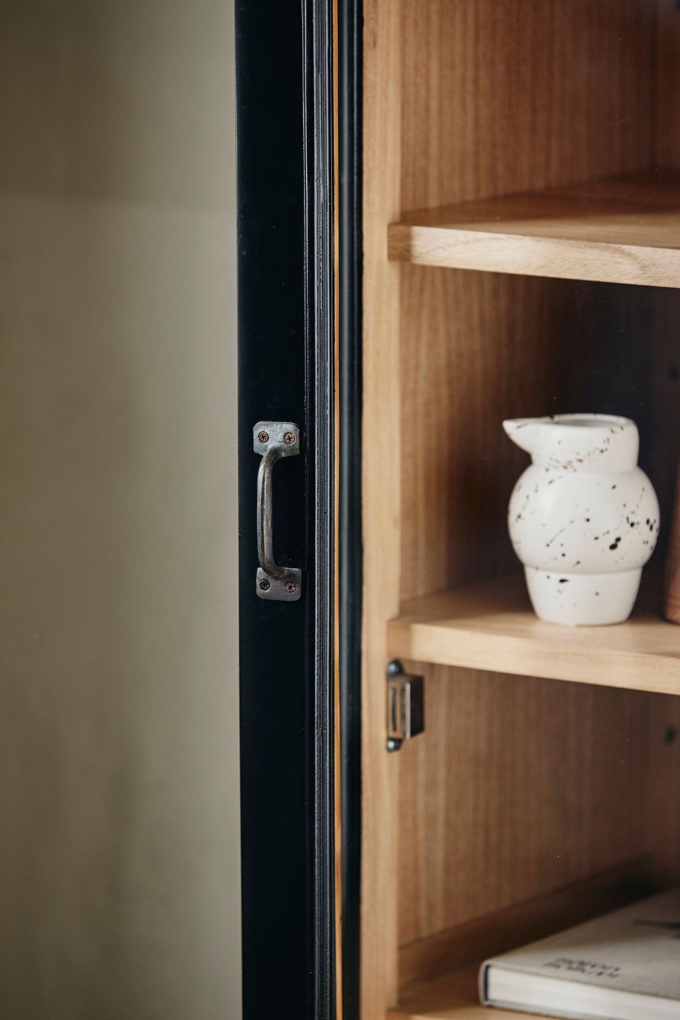 Vitrinenschrank Viva 210cm aus Gmelina Holz mit 1 Tür - Schwarz-Vitrinen-Nordal A/S-le canapé