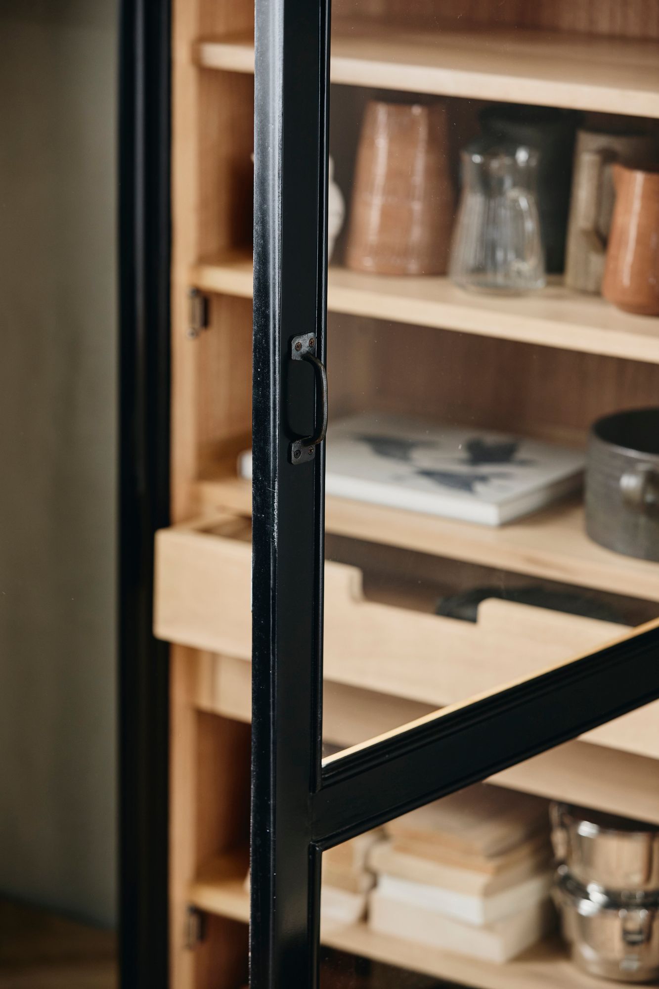 Vitrinenschrank Viva 210cm aus Gmelina Holz mit 1 Tür - Schwarz-Vitrinen-Nordal A/S-le canapé