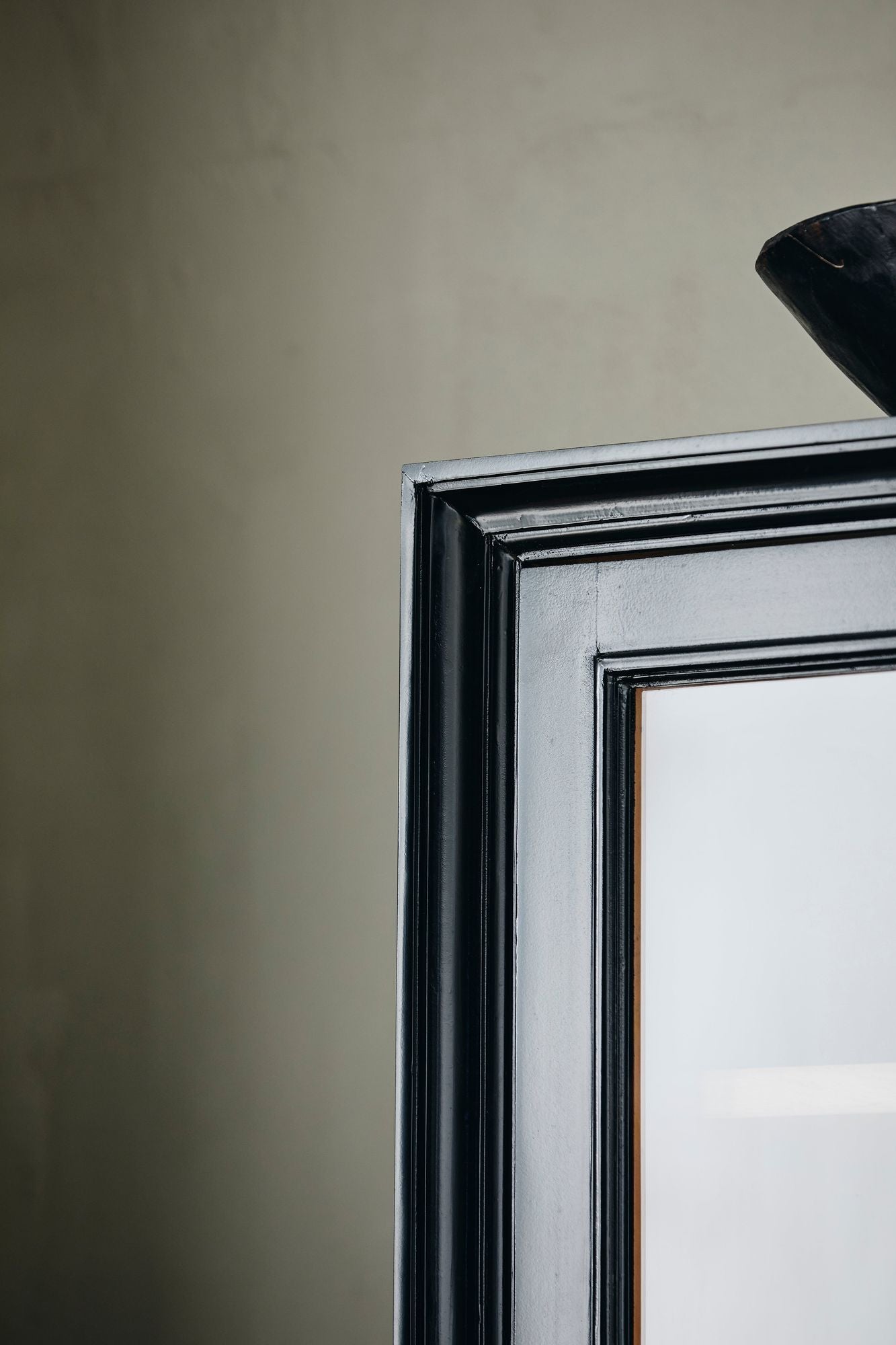 Vitrinenschrank Viva 210cm aus Gmelina Holz mit 1 Tür - Schwarz-Vitrinen-Nordal A/S-le canapé