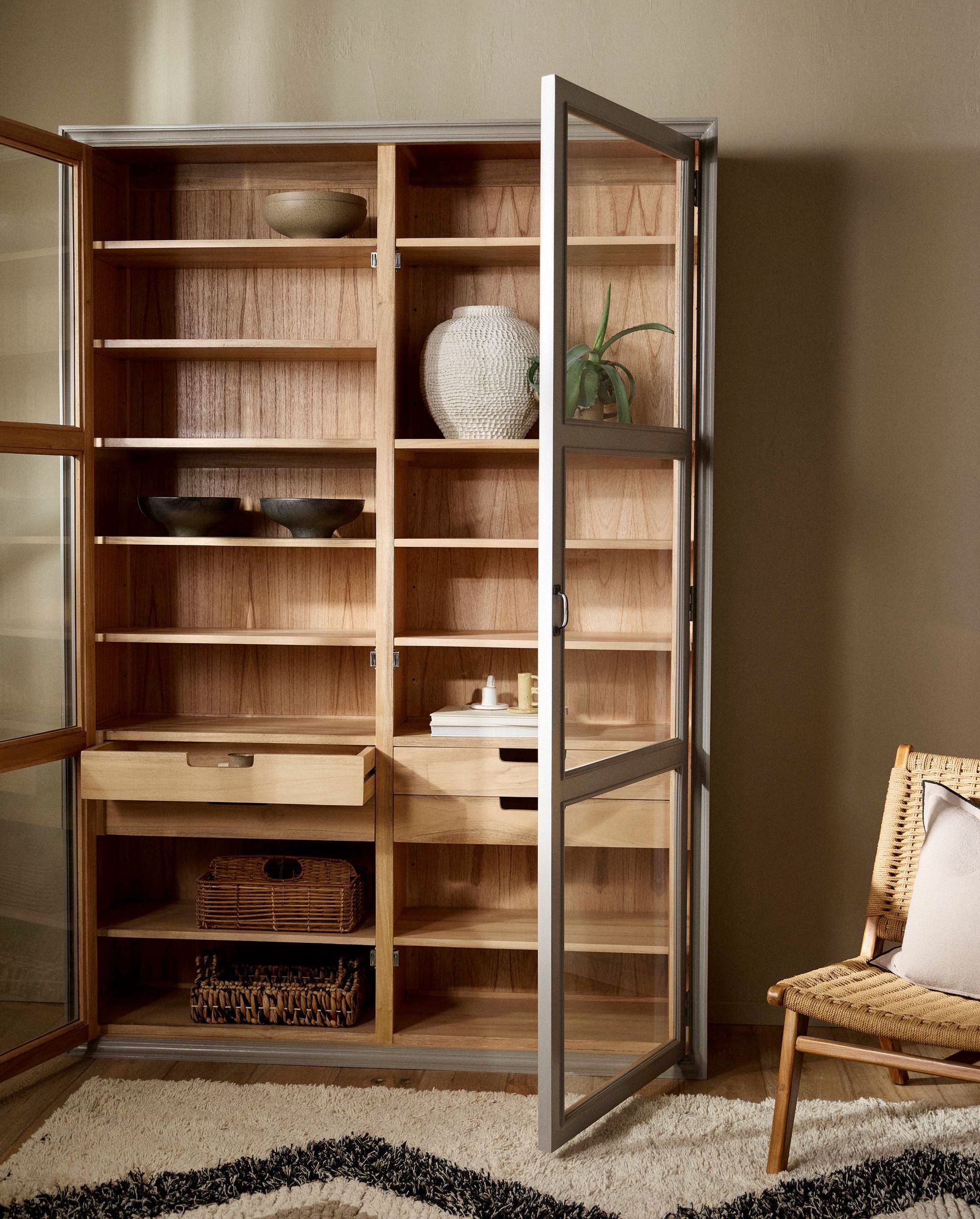 Vitrinenschrank Viva 210cm aus Gmelina Holz mit 2 Türen - Grau-Vitrinen-Nordal A/S-le canapé