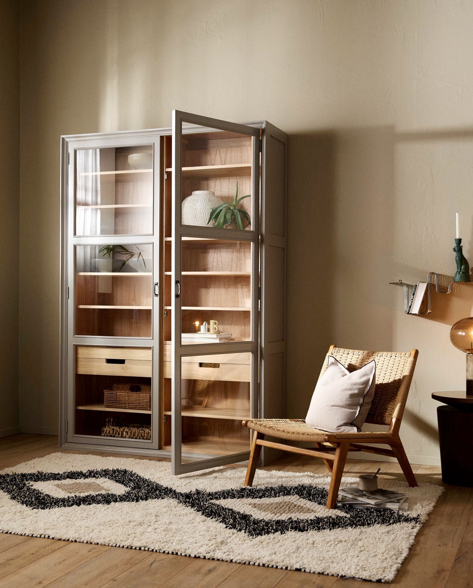 Vitrinenschrank Viva 210cm aus Gmelina Holz mit 2 Türen - Grau-Vitrinen-Nordal A/S-le canapé