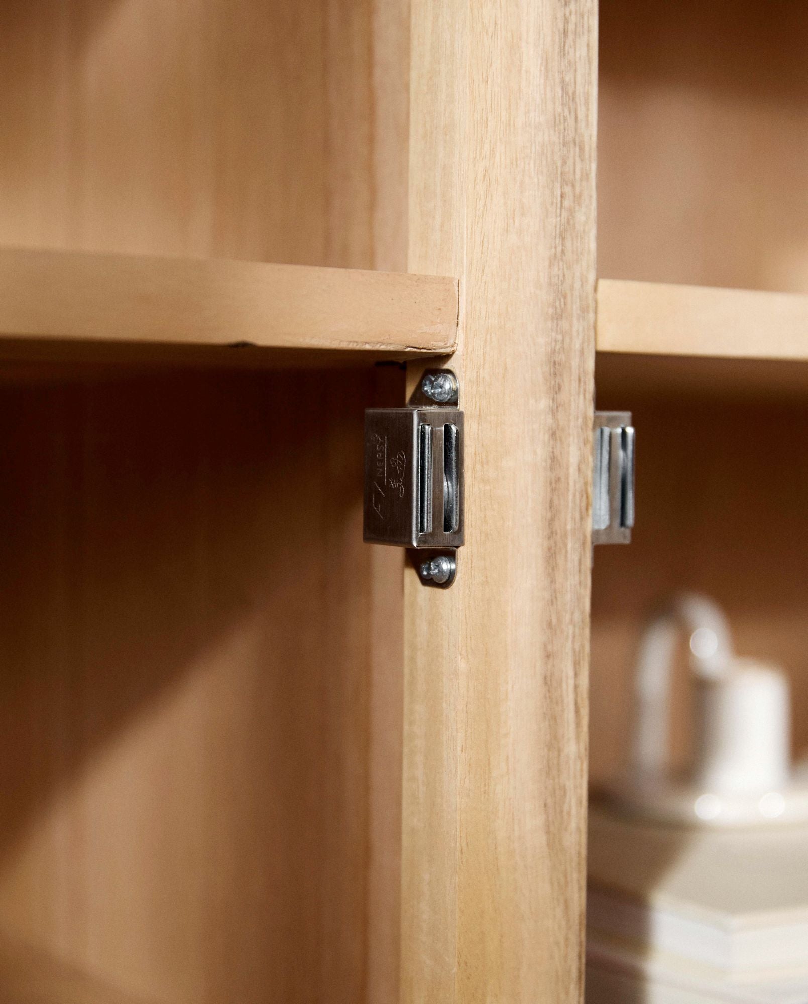 Vitrinenschrank Viva 210cm aus Gmelina Holz mit 2 Türen - Grau-Vitrinen-Nordal A/S-le canapé