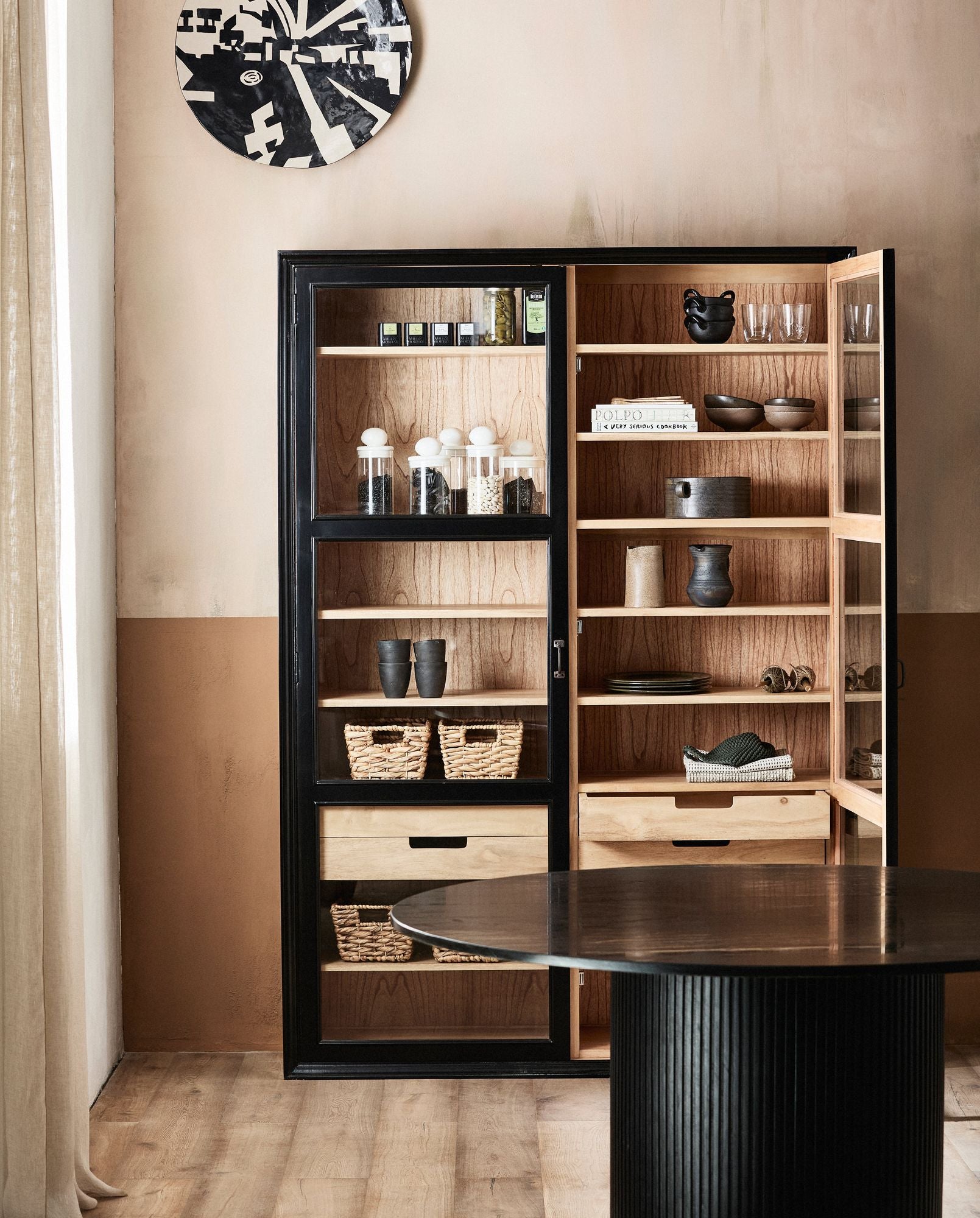 Vitrinenschrank Viva 210cm aus Gmelina Holz mit 2 Türen - Schwarz-Vitrinen-Nordal A/S-le canapé