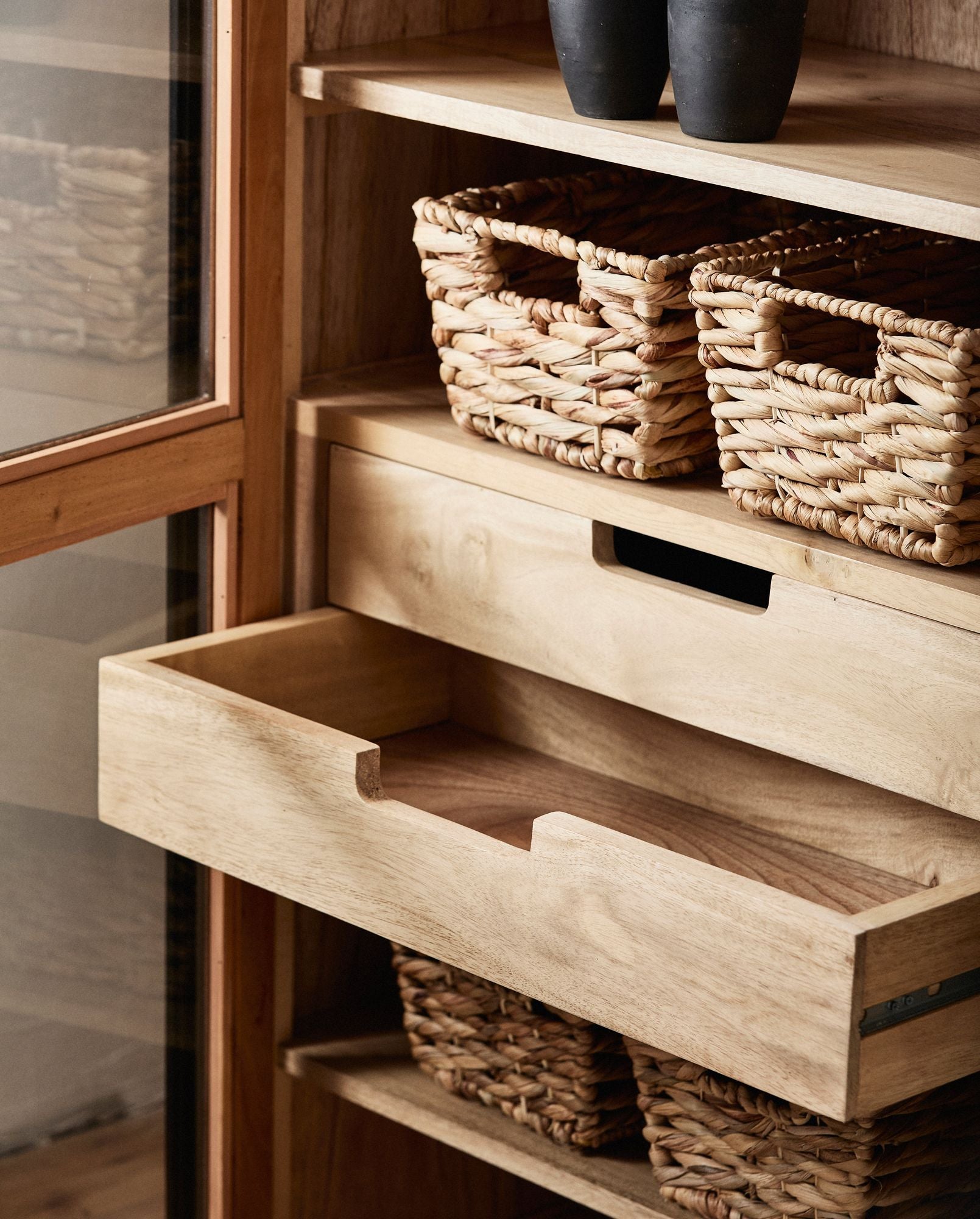 Vitrinenschrank Viva 210cm aus Gmelina Holz mit 2 Türen - Schwarz-Vitrinen-Nordal A/S-le canapé