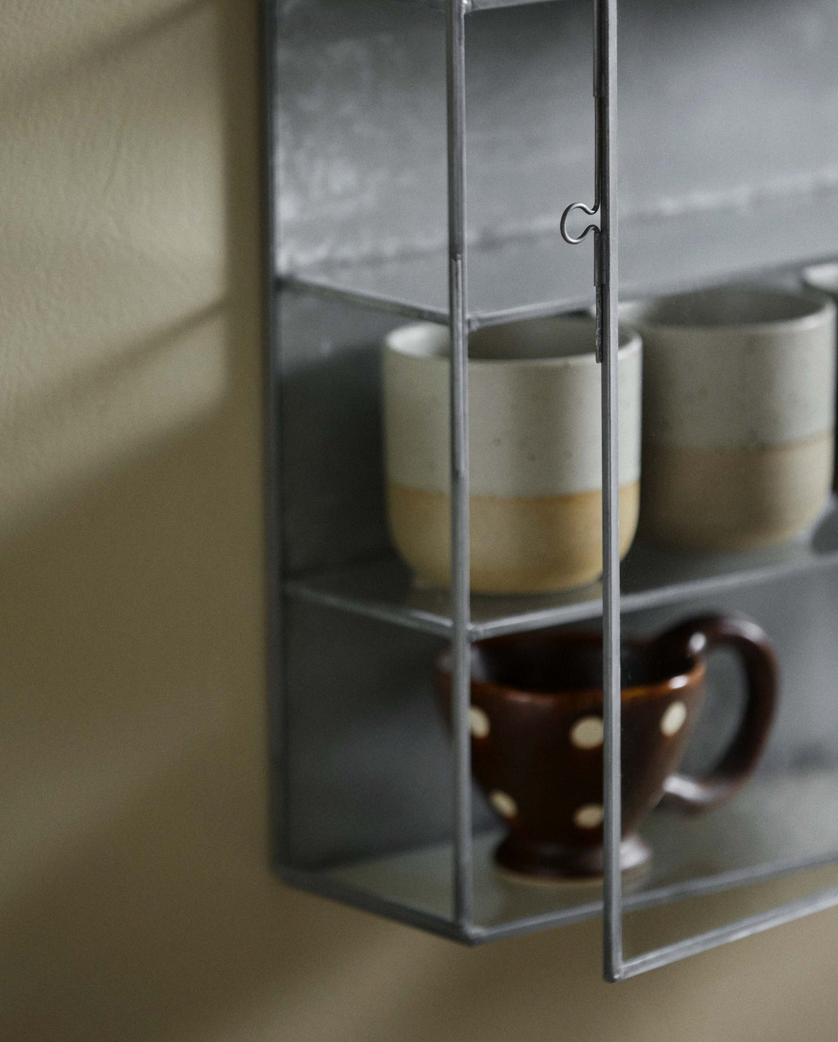 Wandschrank Ada 50cm aus Metall mit 4 Glasböden-Wandschränke-Nordal A/S-le canapé