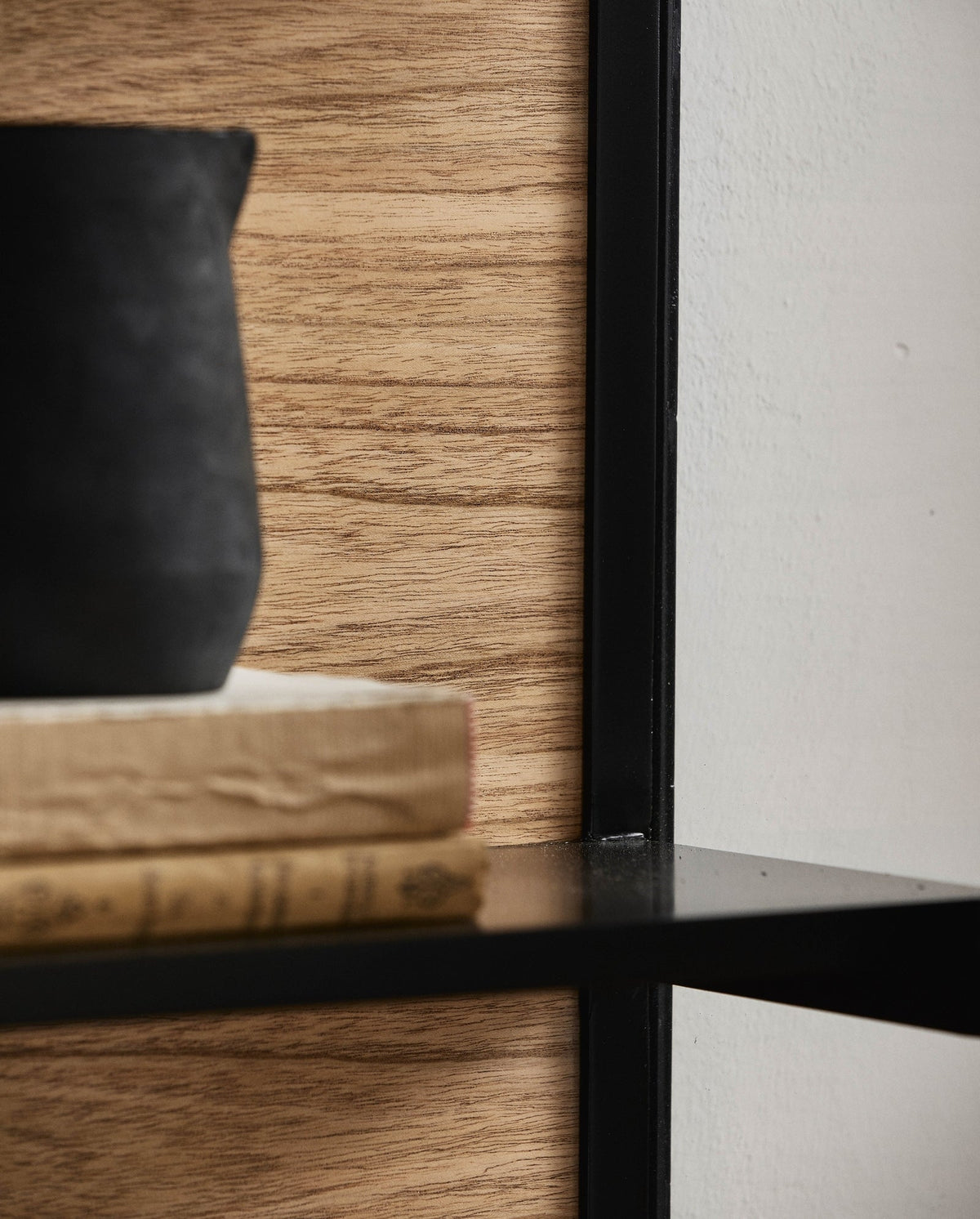 Wandschrank BEI 122cm aus Massivholz mit Schiebetüren - Schwarz-Wandschränke-Nordal A/S-le canapé