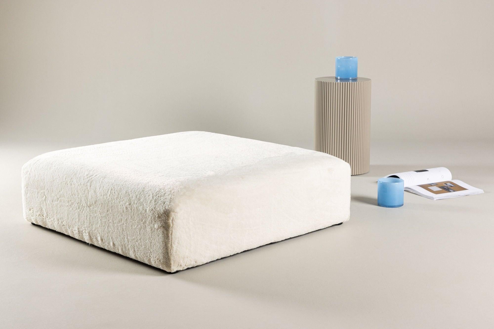 XL-Pouf Polsterhocker Davie 100*100cm aus Kunstfell - Beige-Polsterhocker-Venture Home-le canapé